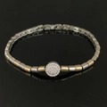 Bracciale a maglie geometriche bicolore oro e argento con ciondolo decorato con cristalli - Bracciale a Cerchio Bicolore SL346