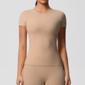 Gros plan d'un t-shirt de yoga gainant séchage rapide avec coutures sport sans couture - Khaki Moyen