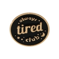 Pin ovalado de esmalte negro con texto Always Tired Club, estrellas y luna - Negro y Dorado