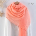 Sciarpa a pieghe in cotone e lino arancione corallo su camicia bianca, n. 117# - Arancione Corallo (117)