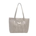 Borsa tote grigio chiaro con texture increspata, ciondolo a farfalla argento e manici - Argento
