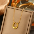 Elegante goldene Hufeisenkette mit glatter Schlangenkette auf einer Premium-Schmuckbox - 128