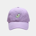 Dettaglio del ricamo avocado su un cappellino da baseball in cotone viola morbido - M (56-58cm) / Viola Chiaro