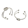 Dettaglio del bracciale rigido in acciaio inossidabile argento con base rotonda per gemme - Color Acciaio