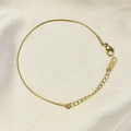 Dettaglio macro della cavigliera a catena snake in oro rosa 18K su seta beige lucida - Bracciale / Oro