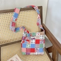 Umhängetasche aus Cord im Patchwork-Stil mit Blumenmuster und Karomuster-Details - Blumen Kariert