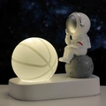 Luce notturna creativa astronauta con sfera basket luminosa e base luna per decorazione - Basket
