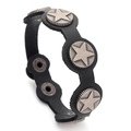 Bracelet vintage en cuir noir avec rivets en étoile argentés et boucle sur fond blanc - Noir