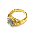Vue détaillée d'une bague plaquée or 18k avec pierre ovale bleu clair et anneau ondulé - Or Bleu Clair Zircone