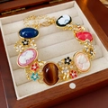 Detailansicht des Vintage-Cameo-Armbands mit bunten Edelsteinen und Emaille-Blüten - Gold