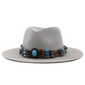 Detalle de sombrero de paja gris con banda étnica de cuentas y centro de turquesa - 56-58cm / Gris