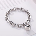Dettaglio del bracciale a catena in acciaio inossidabile con ciondolo a sfera - Colore Acciaio (KB155288-Z)