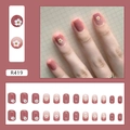 Dettaglio unghie finte R419 con sfumatura rosa e decorazioni floreali a margherita - Fiorellino in Tinta Unita (R419)