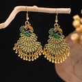 Detail van cloisonné pauw oorbellen met kleurrijk emaille en gouden druppelhangers - E5775-32 Vintage Emaille Pauw