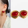 Pendientes vintage con cabujón ovalado rojo y borde de metal dorado martillado - Estilo Ovalado Oro Rojo Vintage (Estilo 1)