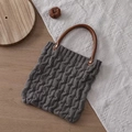 Borsa a mano in maglia grigio scuro con manici tondi in legno e motivo a maglia spessa - Grigio