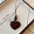 Collier minimaliste avec pendentif cœur en bois marron et perles sur cordon de cire - Cœur Lisse Marron