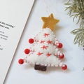 Addobbo per albero di Natale in feltro di lana bianco con ricamo a stella rossa e pompon - Pino Bianco (8.5x11.5cm)