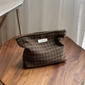 Détail de la trousse de toilette en laine à carreaux vintage avec étiquette tissée - Petit Carreaux Vert Café