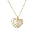 Détail du pendentif cœur avec lignes dorées multicouches et oxydes de zirconium sertis - Cœur creux à trois couches