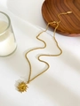 Dettaglio della collana con ciondolo a sole placcata oro 18K e catenina regolabile - Collana Dorata