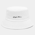Weißer Anglerhut aus Baumwolle mit schwarzer Carpe Diem Bestickung im minimalistischen Stil - M (56-58cm) / Weiß