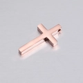 Detailopname van de gepolijste roségouden kruishanger met strakke geometrische lijnen - Rozegoud