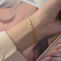 Elegantes 18K vergoldetes Titanstahl-Armband mit detaillierten floralen Kettengliedern - E139 Geprägte Scheiben-Goldarmband