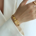 Bracciale a fibbia placcato oro con catena a tre strati indossato da un modello - Catena a scatola larga 15+5cm / Oro
