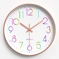 Dettaglio dei numeri 3D arcobaleno e del quadrante al quarzo di un orologio a muro - Stile E Arcobaleno Cornice Oro Rosa / 12 Pollici