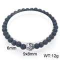 Detailansicht von 6mm Lava-Perlen und einem silbernen Totenkopf-Anhänger am Armband - 6mm Perle Vintage Kleiner Totenkopf Stil (KB205865-Z)