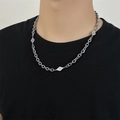 Collana in acciaio al titanio argento con elementi geometrici indossata da modello - Pendente a Rombo / Argento