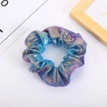 Irisierendes Haargummi mit blau-violettem Farbverlauf und metallischer Gitterstruktur - Blau Lila Gold Verlauf