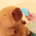 Süßes braunes Capybara Kuscheltier mit blauem Puderquasten Detail für kreatives Spiel - Rotzglocke-Stil