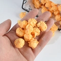 Detailaufnahme realistischer Popcorn-Harzanhänger für DIY-Ohrring-Zubehörteile - Bemaltes Popcorn / Orangegelb