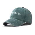 Primer plano del bordado de onda blanca en gorra de béisbol de algodón lavado verde azulado - Ajustable / Verde