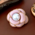Dettaglio di spilla a camelia in tessuto rosa con bordi dorati e perla bianca centrale - Spilla Da 50# - Oro - Rosa