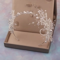 Elegante diadema de novia con perlas blancas y cristales en una caja de joyería - Diadema Única