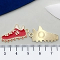 Pendentifs chaussure de foot dorés avec émail rouge et règle pour la taille - Baskets Rouges (19639)