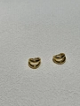 Dettaglio macro di orecchini a doppio cerchio in argento 925 dorato con finitura lucida - 12mm / Oro