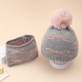 Dettaglio della maglia di un berretto da neonato grigio con fiocco rosa e grande pompon - Grigio