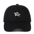 Klassische schwarze Baumwoll-Baseballkappe mit weißem Schildkröten-Stickmotiv vorne - Verstellbar / Schwarz