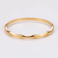 Dettaglio del bracciale dorato a forma di bambù con eleganti inserti di cristalli - Oro (Con Zirconi)