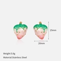 Detalle de pendientes de fresa con medidas de 25mm de alto y 20mm de ancho - Pendientes de fresa / Chapado en Oro de 18K
