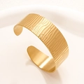 Bracciale rigido a C irregolare placcato oro in acciaio inox con texture corteccia - 21 Anni Oro
