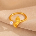 Bague sirène dorée élégante avec perle sur fond de soie champagne luxueuse - Style Feuille / Or