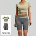 Dames sportset tweedelig in nootmuskaatgroen en rotsgrijs met crop top en korte broek - S / Boven- En Onderstuk / Kardemomgroen + Zeerotsgrijs