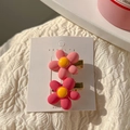 Dettaglio di fermagli per capelli a fiori rosa con centro giallo su cartoncino - D-059 Coppia di Fiori Rosa per Ragazza