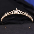 Dettaglio di tiara dorata da sposa con zircone a forma di pera e strass scintillanti - Zircone Bianco / Oro