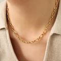 Grove schakelketting van 18K goudverguld titaniumstaal gedragen door een model - Ketting 40+5cm / Goud